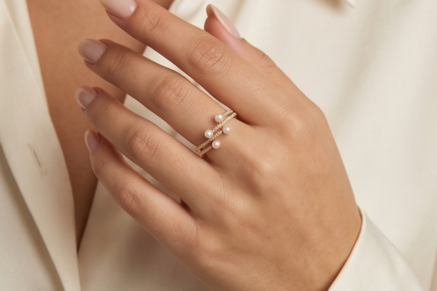 Elegant Pearl Crossover Ring